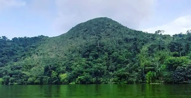 Volcan Miracocha Laguna Azul